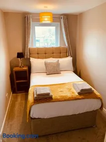 2 bedroom house walking distance to city centre WITH FREE PARKING - Image 5