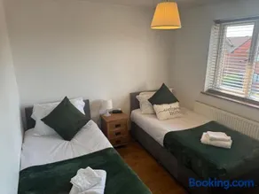 4 Bed Luxury House Northampton Silverstone F1 Parking - Image 5