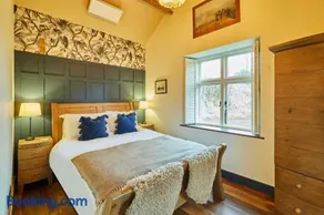 Host & Stay - Kingbridge Forge - Image 4