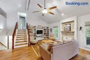 Riverfront retreat w/ wraparound deck, Movie Room, Firepit - Image 5