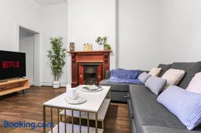 Spacious 4 Bedroom House Darling Harbour-10 Guests - Image 4