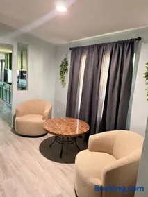 Freshly Renovated 3BR Close to ECU - Image 1