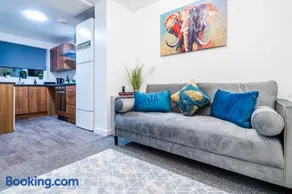 Stylish 3-Bed Home, Sleeps 6, Fast WiFi, Best for Extended Stays - Image 2