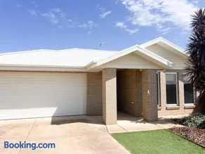 Urban 3BR Oasis Style & Comfort! - Image 4