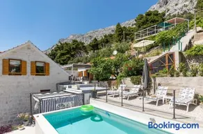 Waterview Apartments - Koru Apartment and pool - Image 1