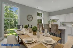 Stylish 4-Bed Apartment in Suffolk l Near Town - Image 3