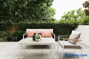 Spacious Inner City Modern Apartment - Image 1