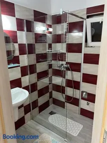 Mediterán Fedett Medencés Apartmanház - Image 2
