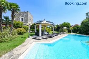 Private Luxury Villa with Pool - Image 3