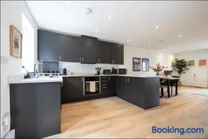 Elegance Retreat - 2 Bed Holiday Home with Parking - Image 2