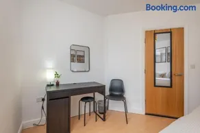 3-Bed Serviced Apt near M62, Leeds - Ideal for Up to 6 Guests - Long Stay Options - Free Parking and Wifi - Image 3