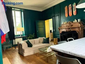 Entire Apartment in an 18th-Century Castle with Private Garden - Image 3