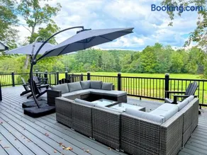 9FR Renovated home with beautiful views, large yard, dogs welcome! - Image 2