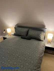 Modern Room Homestay in Apartment with Private Bathroom - Image 3