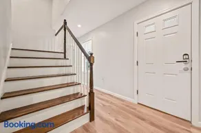 Huge 10BR Family Stay, Sleeps 20 in Bloomfield, CT - Image 5