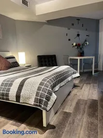 Cozy Toronto Suite - Near CN Tower, Rogers Centre, and Toronto Stadium - Image 4