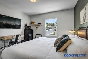 Two Bedroom - King in Master. Heart of Downtown Vista - Image 4