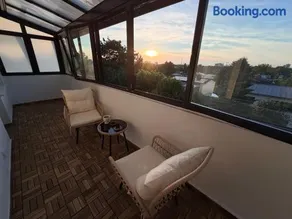 Spacious 2-Bedroom Apartment with Parking & Conservatory - Image 2