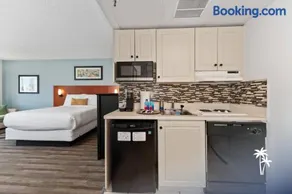 Relaxing Central Condo with Balcony 7 Min to Universal - Image 5