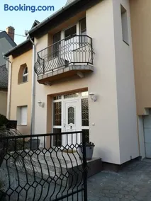 Hotello Apartmanház és Panzió - Image 1