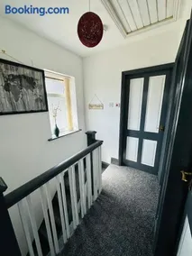 4BR House Free Parking Sleeps 7 Wolverhampton - Image 4