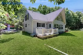 Peaceful home with forest views & great yard - minutes to town - Image 5