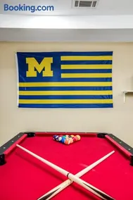 10 Mins To The Big House and Sleeps Up To 10 Guests - Image 1