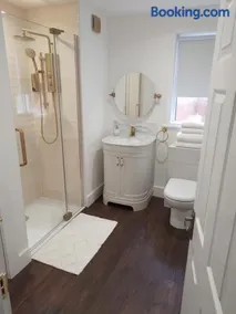 Linroy Guest House - Image 2