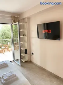 Seaside one-bedroom on Chalkis - Image 3