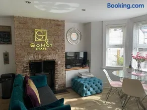 Stylish Coastal Retreat with Hot Tub & Log Burner in Margate - Image 4