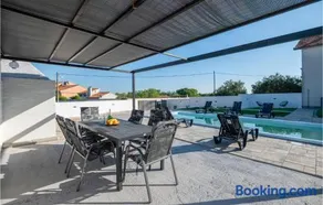 Lovely Apartment In Prkos - Image 2