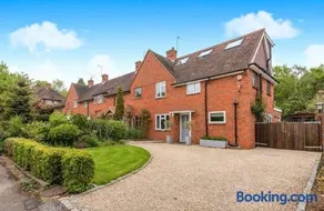 Luxury Surrey Cottage with Private Woodland Access - Image 2