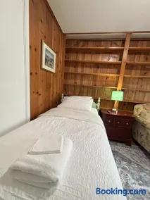 M1 - Twin Private Room with Shared Bathroom - Image 5