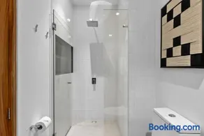 Cozy Modern Condo with Scenic Balcony Views - Image 4