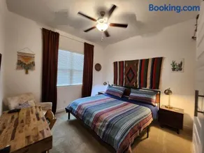 Cozy Southwest Style Hideaway with Mountain Views - Image 3