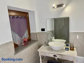 Fuga nel borgo - Image 1