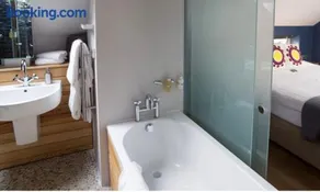 PRINT ROOM 2 - Stylish Loft Apartment with Private Balcony - Image 5