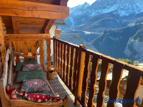 Beautiful chalet accommodation with covered parking - Image 4