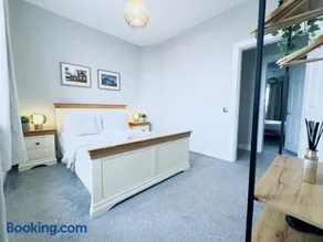 Top Floor Apartment with Castle Views - Image 2
