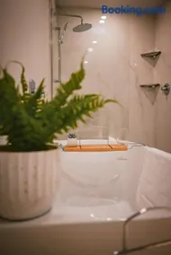 Courtenay Luxe Suite - Image 3