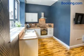 King size 1 bedroom comfort apartment en suite shower free toiletries wifi and hairdryer - Image 5