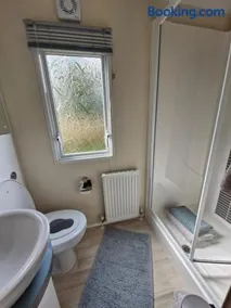 Beautiful 2 bedroom caravan, holiday park Tenby - Image 1