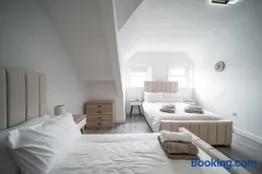 Spacious Duplex Apartment - Perfectly Situated in the Heart of the City - Image 3