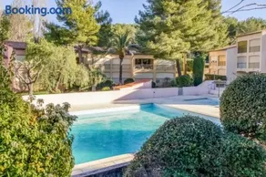 Flat With Swimming Pool Near The Beach - Image 4