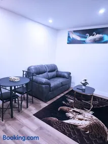 Elegant Modern Suite with Comfort & Privacy - Image 1