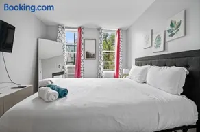 2 Queen Beds, TV's in Bedroom, Path to Manhattan - Image 3