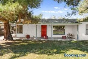 Charming 2-BR Farmhouse Backyard Views - Image 1