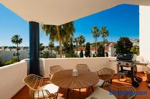 Penthouse with sunny terrace and sea views - Image 4