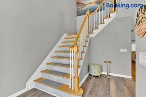 The Seabreeze Haven- Luxury 3BR Coastal Retreat - Near Beach & Free Parking - Image 4