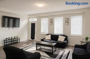 2024-Built 3BR Cambridge Townhome Sleeps 7 with Free Parking, WiFi, Full Kitchen, Laundry & Foosball - 8 Mins to African Lion Safari - Great for Families, Groups & Work Stays! - Image 1